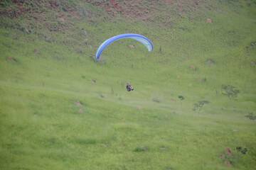 O parapente é semelhante a um paraquedas, pois também tem uma estrutura flexível e o utilizador está suspenso.
