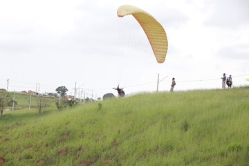 O parapente é semelhante a um paraquedas, pois também tem uma estrutura flexível e o utilizador está suspenso.
