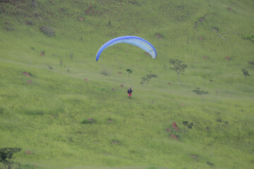 O parapente é semelhante a um paraquedas, pois também tem uma estrutura flexível e o utilizador...