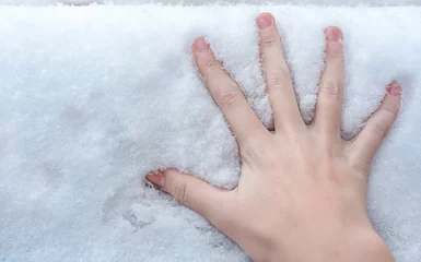 Fototapete Süße Monster eine Hand auf dem Schneehintergrund