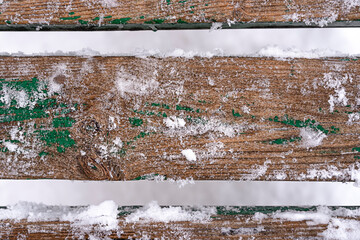 Close-up van besneeuwde oude houten achtergrond.