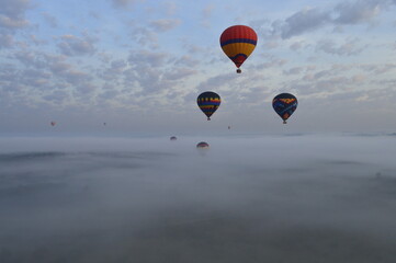 Simetria entre os balões acima da nuvem