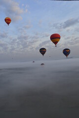 Fototapeta premium Balões no céu na vertical