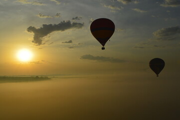 Balões no nascer do sol