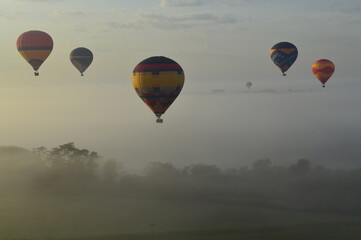Céu colorido por balões