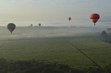 Obraz premium Balões sob os campos de Boituva