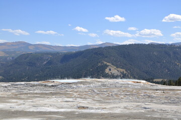 Obraz premium Small hot spring at the edge of a cliff, Yellowstone National Park, Wyoming