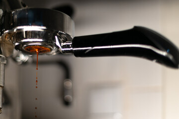 Espresso fließt aus Siebträger