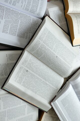 Obraz premium There are a lot of open books on the table. 