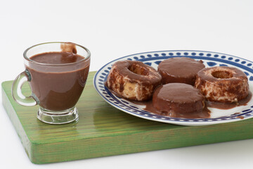 Taza con chocolate caliente y pasteles
