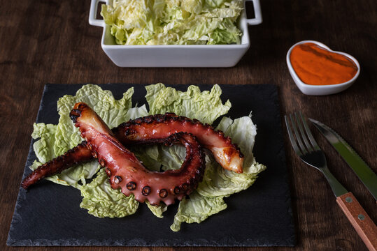 Dry octopus legs, dried according to tradition, served on a bed of chopped cabbage and accompanied by mojo picon sauce.Typical dish from the tropical coast of Granada.