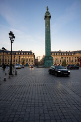 Fototapeta na wymiar place Vendôme le soir avec vue sur la célèbre colonne avec des taxis parisiens