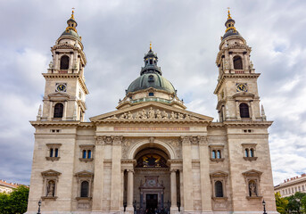 Fototapeta na wymiar St. Stephen's basilica in center of Budapest, Hungary