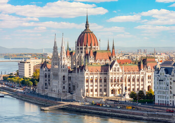 Fototapeta na wymiar Hungarian parliament building and Danube river, Budapest, Hungary