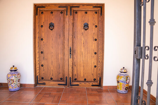 Puerta de madera antigua con jarrones de talavera 