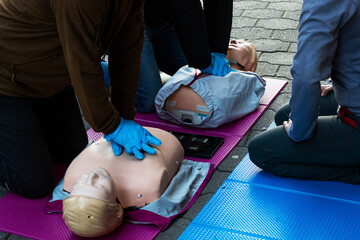 Cardiac massage training on the Street