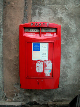 an italian post office mailbox