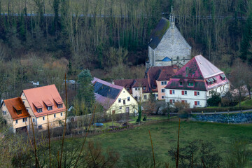 Kleines Dorf im Tal 