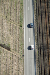 Strasse und Bahnlinie von oben gesehen