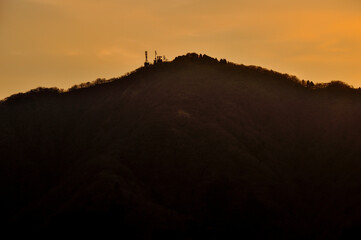 Obraz premium 朝焼けの丹沢山地 二ノ塔より大山を望む 