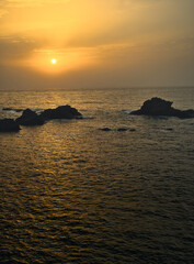 Fototapeta na wymiar Warm and spectacular sunrise at sea.
