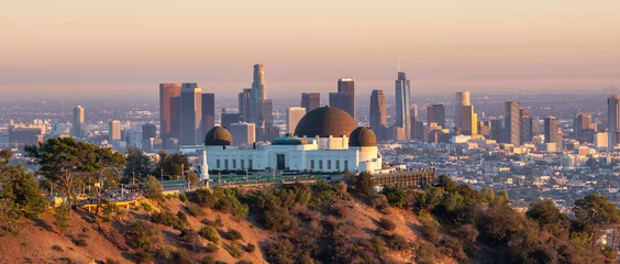 Outdoor-Kissen Los Angeles city skyline and Griffith Observatory at sunset © muddymari