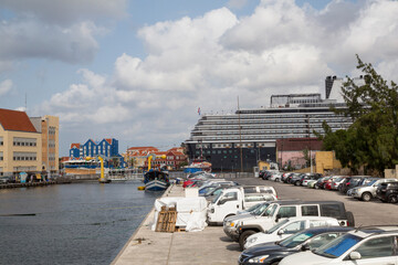 Obraz premium Kreuzfahrtschiff auf Curacao (Niederländische Antillen)