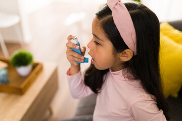 Adorable child having an asthma attack - obrazy, fototapety, plakaty