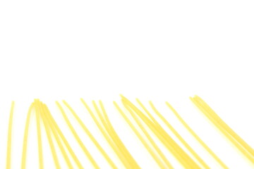Macarrão cru no fundo branco, macarrão no fundo branco, macarrão espalhado no fundo branco, espaguete no fundo branco