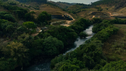 Obraz premium Fotografia aérea da construção da barragem entre Campinas e Pedreira no Rio Jaguari. 