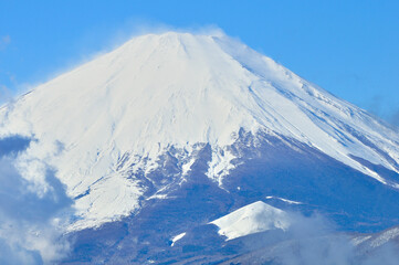 Fototapeta na wymiar 丹沢の大野山より　雪煙舞う富士山 