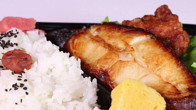 焼き魚弁当　回転