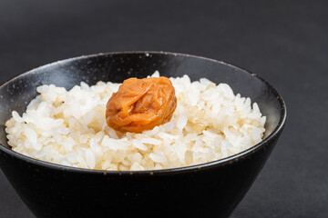 梅干しがのった玄米入りご飯　米
