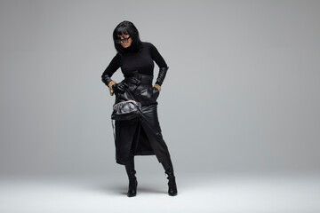 Naklejka premium Femme en noir, 