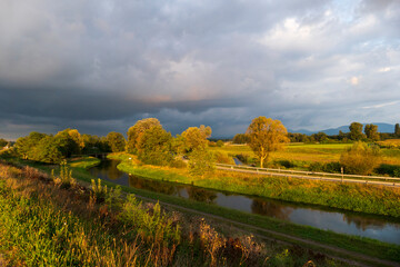 Obraz premium Rhein bei Iffezheim in der Abenddämmerung