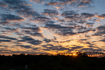Fototapeta na wymiar 鉄橋からの日の出