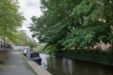 Fototapeta premium Walking path by Kennet River in town centre of Reading, United Kingdom