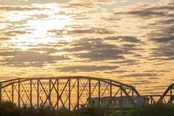 朝日と鉄橋