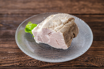 ガラス皿の上の煮豚