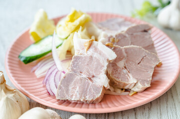 スライスした野菜と煮豚