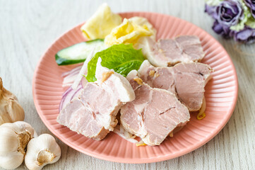 スライスした野菜と煮豚
