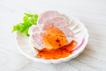 チリソースをかけた煮豚