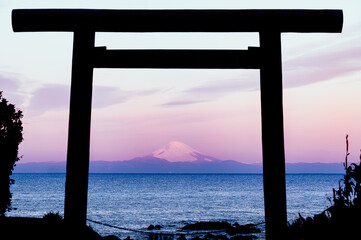 鳥居と朝の富士山
