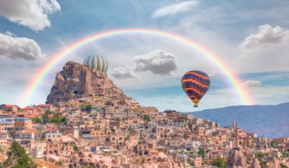 Poster Heteluchtballon die over spectaculaire Cappadocië, Uchisar-kasteel op de achtergrond vliegt - Goreme, Turkije © muratart