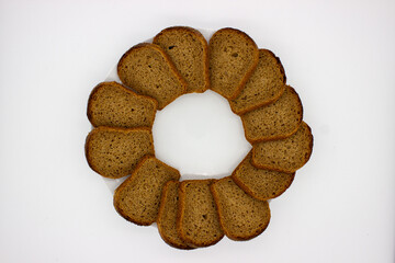 Slices of the rye bread is laid out in circle
