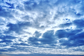 Obraz premium blue cloudy sky on a sunny day background screensaver backdrop