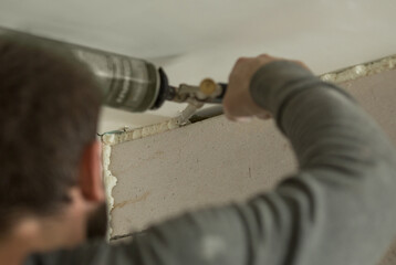 foaming of the seam between the wall and the ceiling with foam from a mounting gun and a spray can.