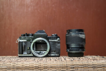 Collection of old camera and lens with brown background - obrazy, fototapety, plakaty