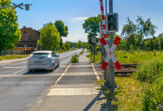 Brandenburg Barnim am Bahnhof Biesenthal Verkehr Auto fahrend Beschrankter Bahn&uuml;bergang Andreaskreuz Schranke offen hochgestellt signal schrankensignal Verkehr &uuml;berquerung Gleise Schienen Gleisbett 