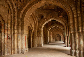 Obraz premium MEHRAULI ARCHEOLOGICAL PARK is an area spread over 200 acre in Mehrauli, Delhi. It consists of over 100 historically significant monuments and is known for 1,000 years of continuous occupation